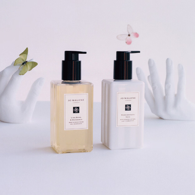 lotion pour le corps et les mains roses rouges